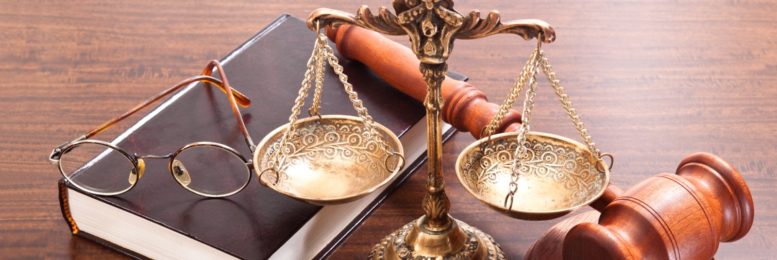 Hukuk kitapları ve tokmak